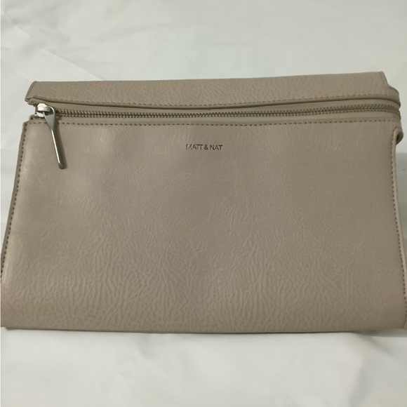Matt & Nat Sleek recycling bottle vegan leather beige clutch - Picture 6 of 8